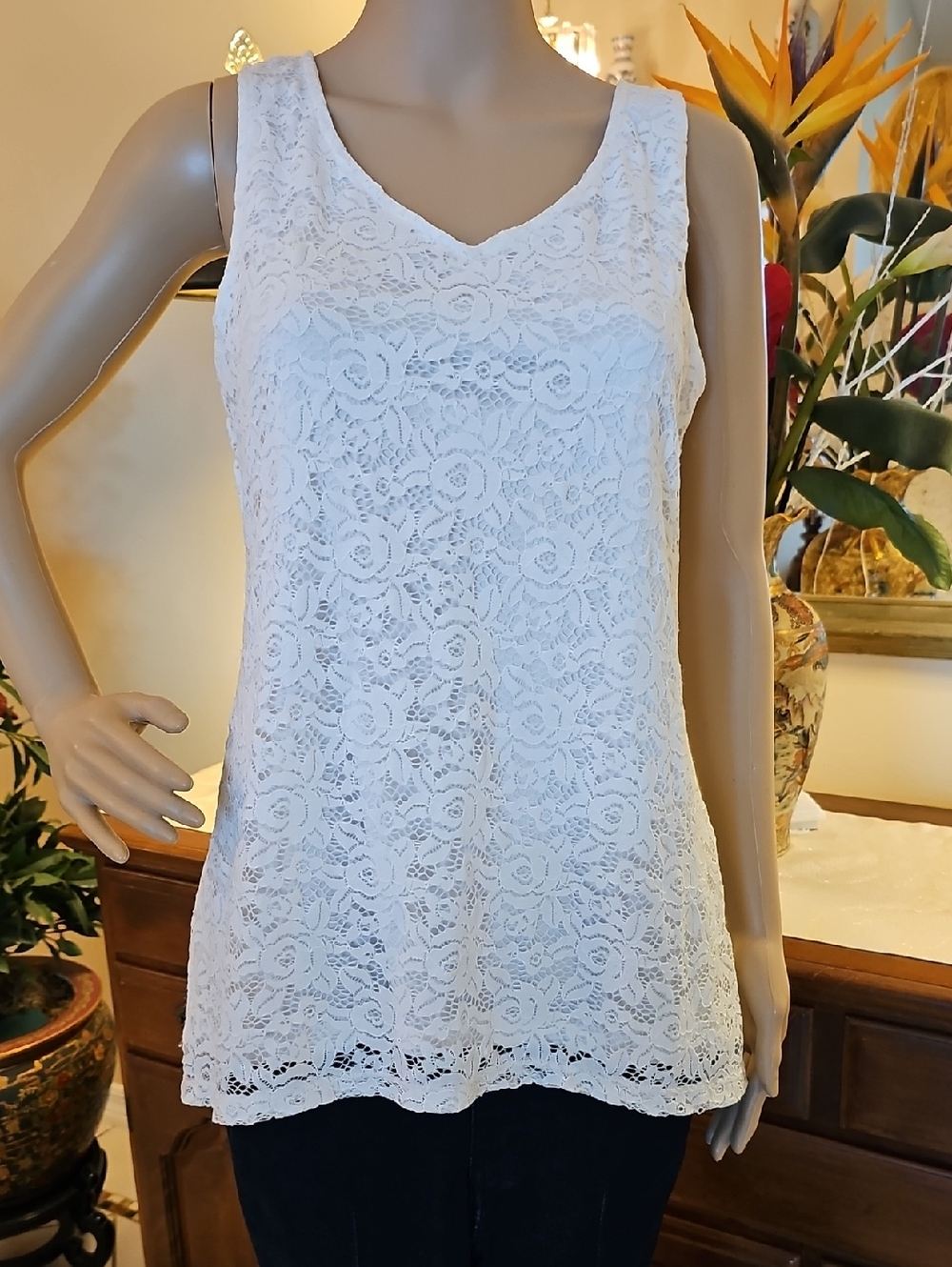Ellen Tracy White Lace Sleeveless V-Neck Top